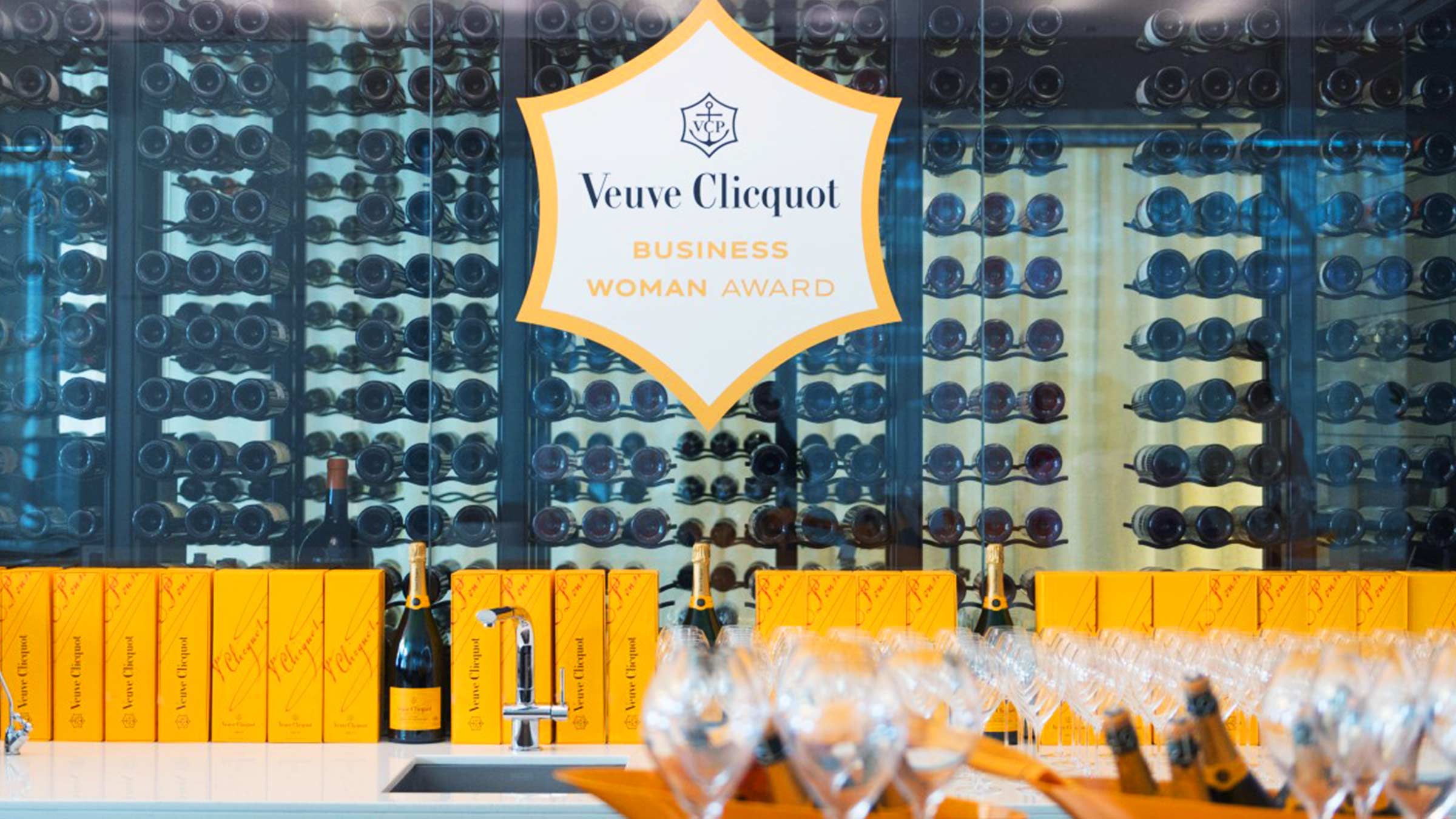 Dynamic event. Вдова Клико рестораны брендированный. Кафе Veuve Clicquot Saarbrücken. Плед вдова Клико.